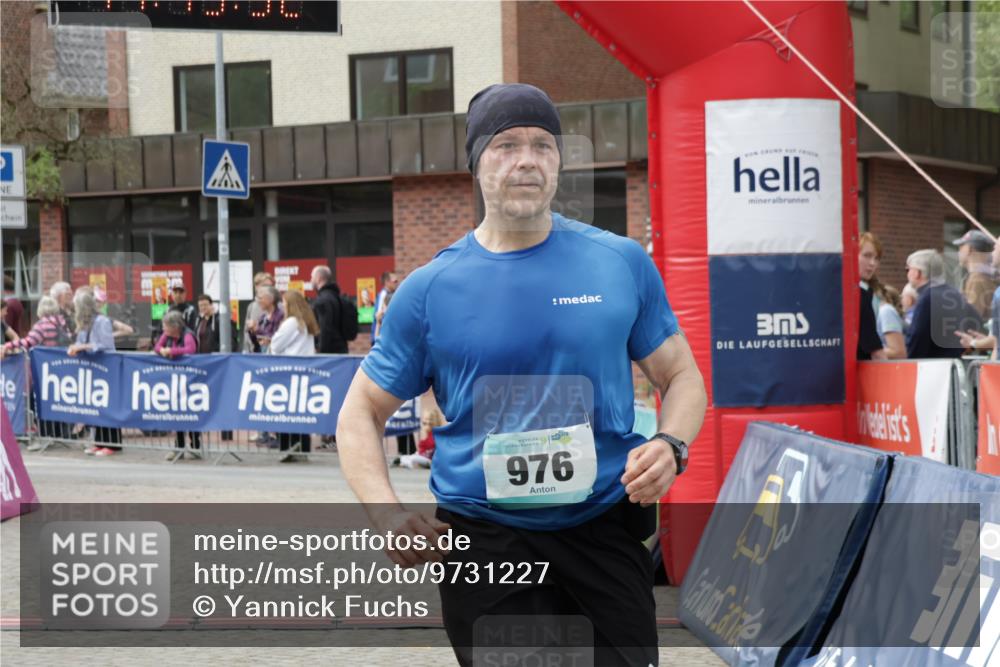 10.05.2026 - 8. Wedeler Halbmarathon Yannick Fuchs http://msf.ph/oto/9731227 10.05.2026 11:45:30 Ziel 976 meine-sportfotos.de