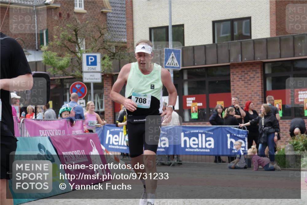 10.05.2026 - 8. Wedeler Halbmarathon Yannick Fuchs http://msf.ph/oto/9731233 10.05.2026 12:19:27 Ziel 242, 321, 708 meine-sportfotos.de