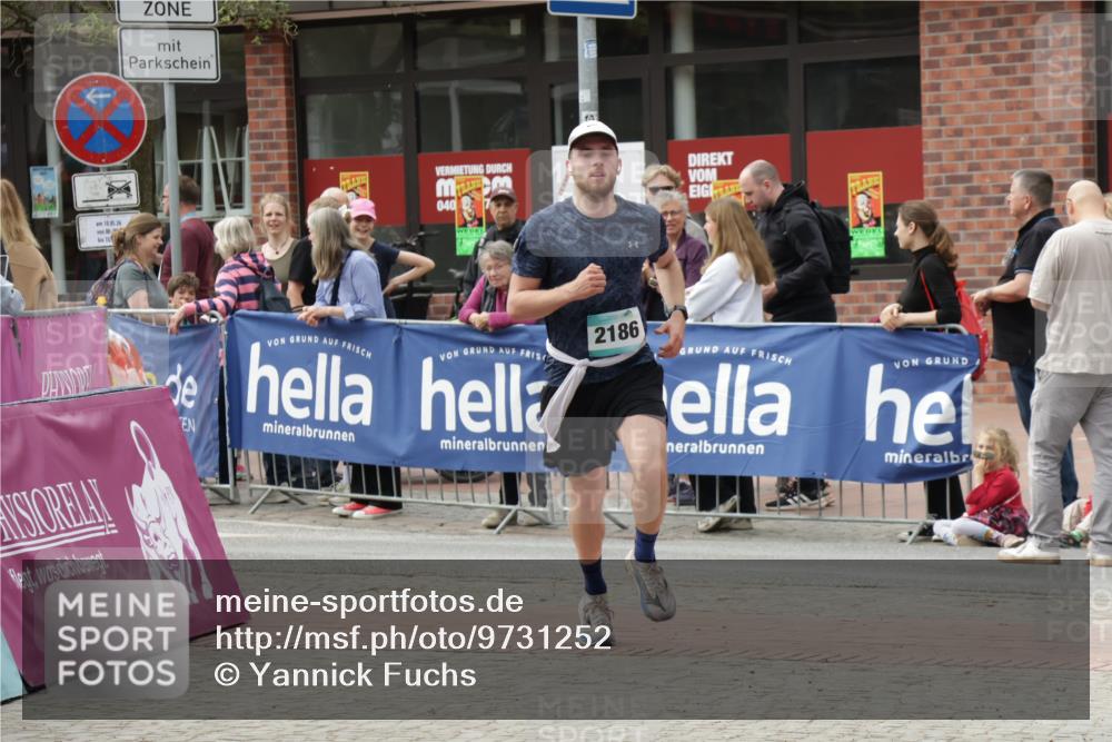 10.05.2026 - 8. Wedeler Halbmarathon Yannick Fuchs http://msf.ph/oto/9731252 10.05.2026 11:45:33 Ziel 976, 2186 meine-sportfotos.de