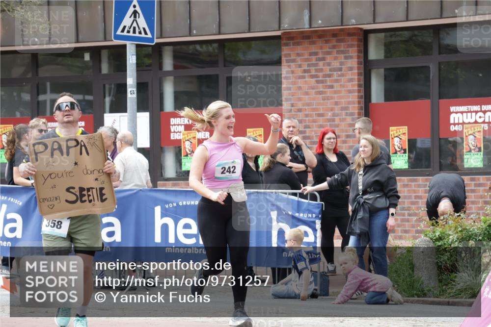 10.05.2026 - 8. Wedeler Halbmarathon Yannick Fuchs http://msf.ph/oto/9731257 10.05.2026 12:19:28 Ziel 242, 321, 358, 708 meine-sportfotos.de