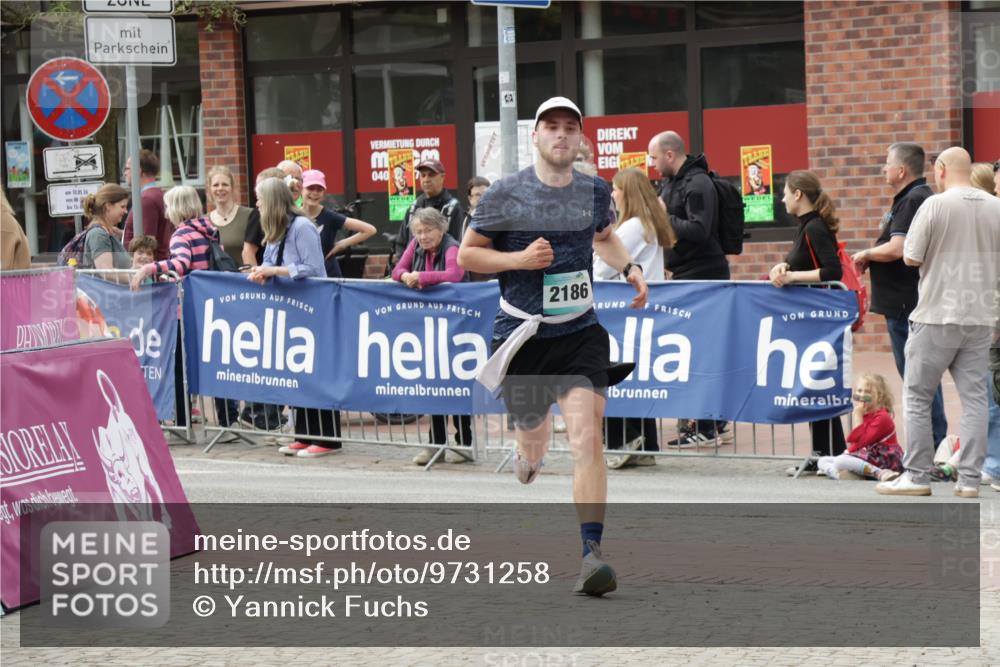 10.05.2026 - 8. Wedeler Halbmarathon Yannick Fuchs http://msf.ph/oto/9731258 10.05.2026 11:45:33 Ziel 976, 2186 meine-sportfotos.de