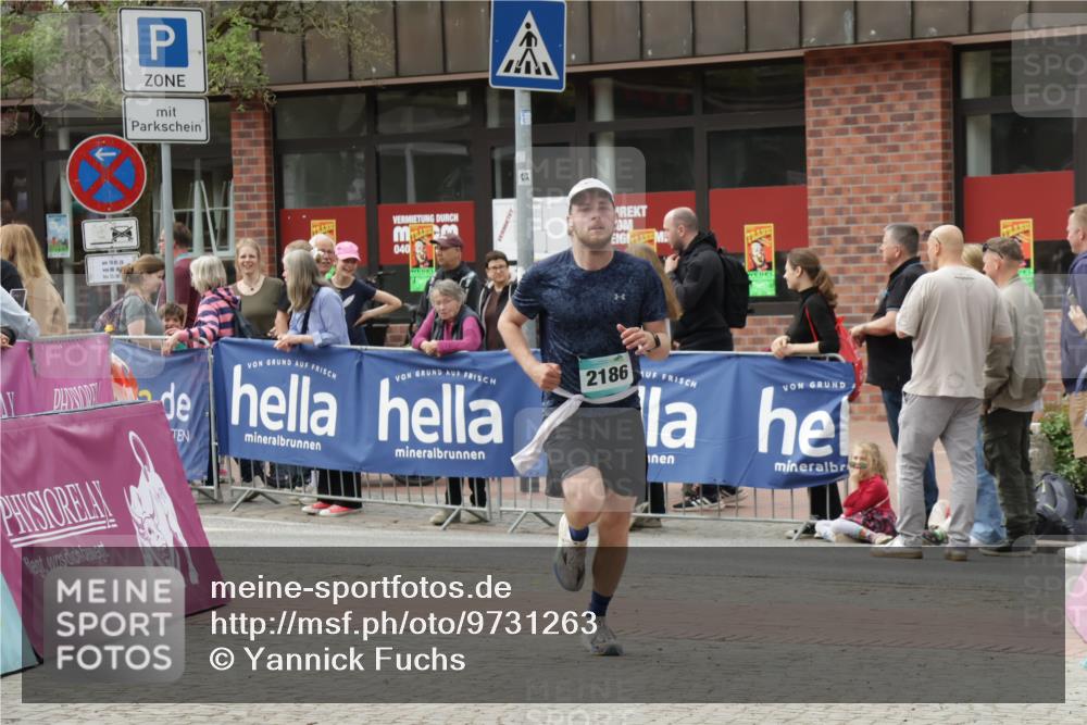10.05.2026 - 8. Wedeler Halbmarathon Yannick Fuchs http://msf.ph/oto/9731263 10.05.2026 11:45:34 Ziel 367, 976, 2186 meine-sportfotos.de