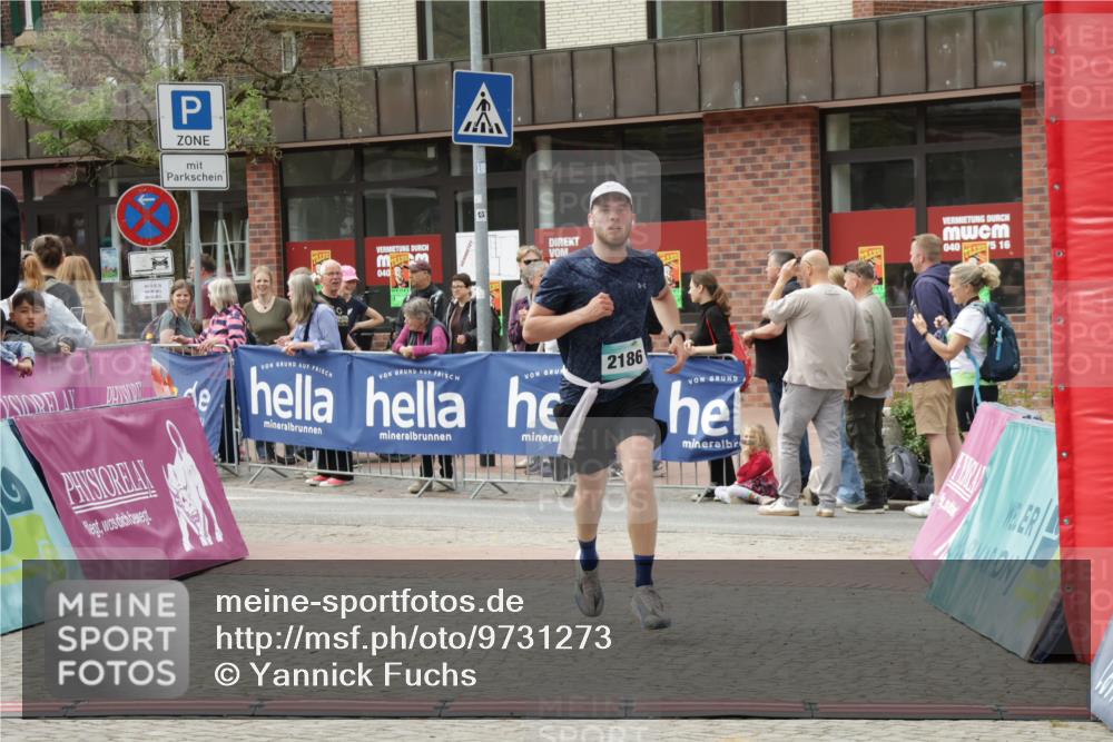 10.05.2026 - 8. Wedeler Halbmarathon Yannick Fuchs http://msf.ph/oto/9731273 10.05.2026 11:45:34 Ziel 367, 976, 2186 meine-sportfotos.de