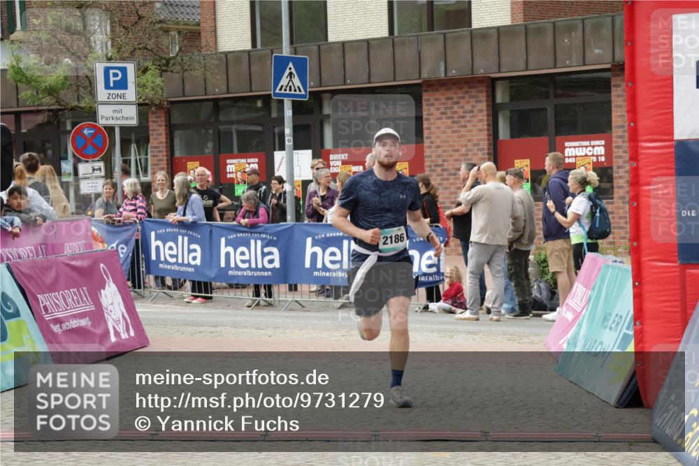 10.05.2026 - 8. Wedeler Halbmarathon Yannick Fuchs http://msf.ph/oto/9731279 10.05.2026 11:45:34 Ziel 367, 976, 2186 meine-sportfotos.de