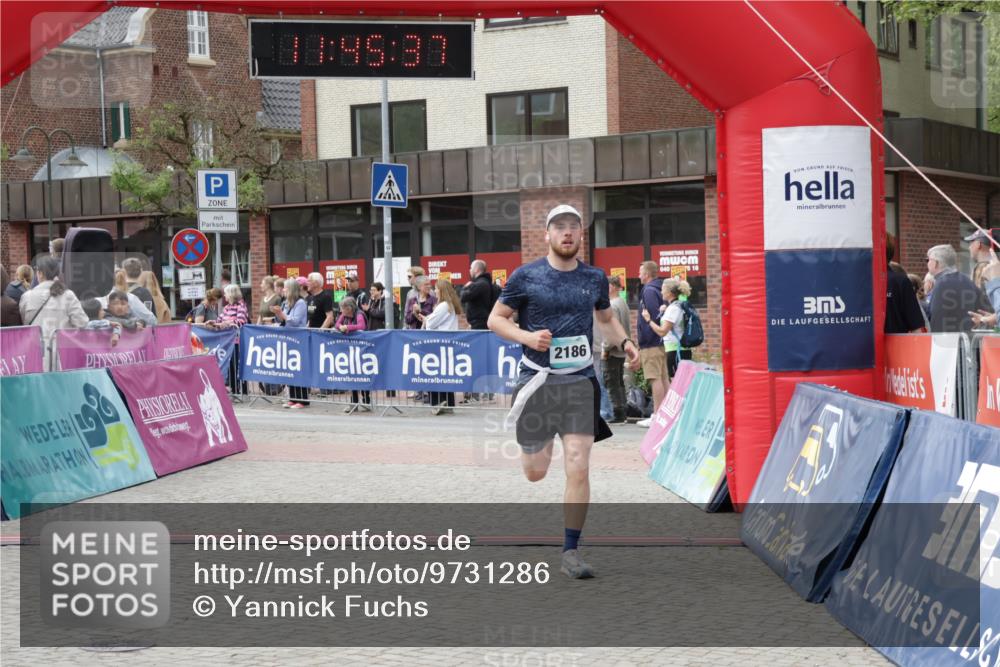 10.05.2026 - 8. Wedeler Halbmarathon Yannick Fuchs http://msf.ph/oto/9731286 10.05.2026 11:45:35 Ziel 367, 976, 2186 meine-sportfotos.de