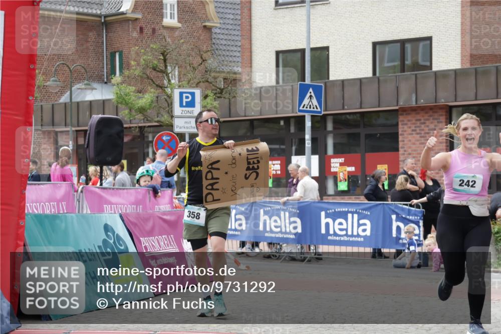 10.05.2026 - 8. Wedeler Halbmarathon Yannick Fuchs http://msf.ph/oto/9731292 10.05.2026 12:19:30 Ziel 242, 321, 358, 708 meine-sportfotos.de