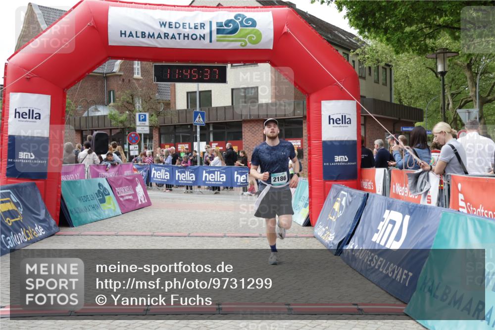 10.05.2026 - 8. Wedeler Halbmarathon Yannick Fuchs http://msf.ph/oto/9731299 10.05.2026 11:45:35 Ziel 367, 976, 2186 meine-sportfotos.de