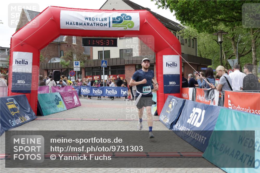 10.05.2026 - 8. Wedeler Halbmarathon Yannick Fuchs http://msf.ph/oto/9731303 10.05.2026 11:45:36 Ziel 367, 370, 2186 meine-sportfotos.de