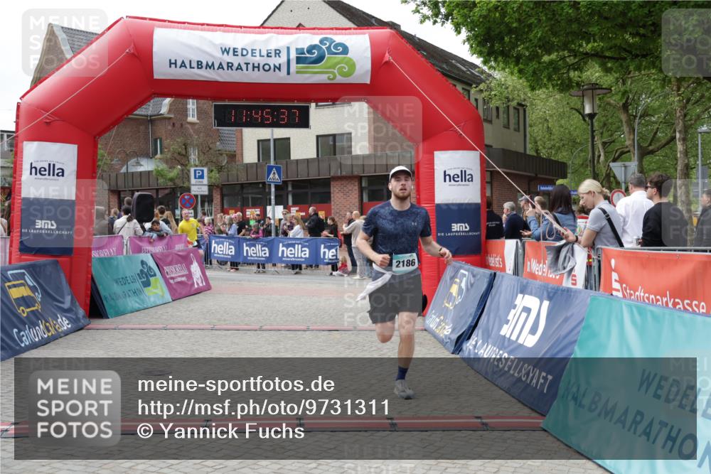10.05.2026 - 8. Wedeler Halbmarathon Yannick Fuchs http://msf.ph/oto/9731311 10.05.2026 11:45:36 Ziel 367, 370, 2186 meine-sportfotos.de