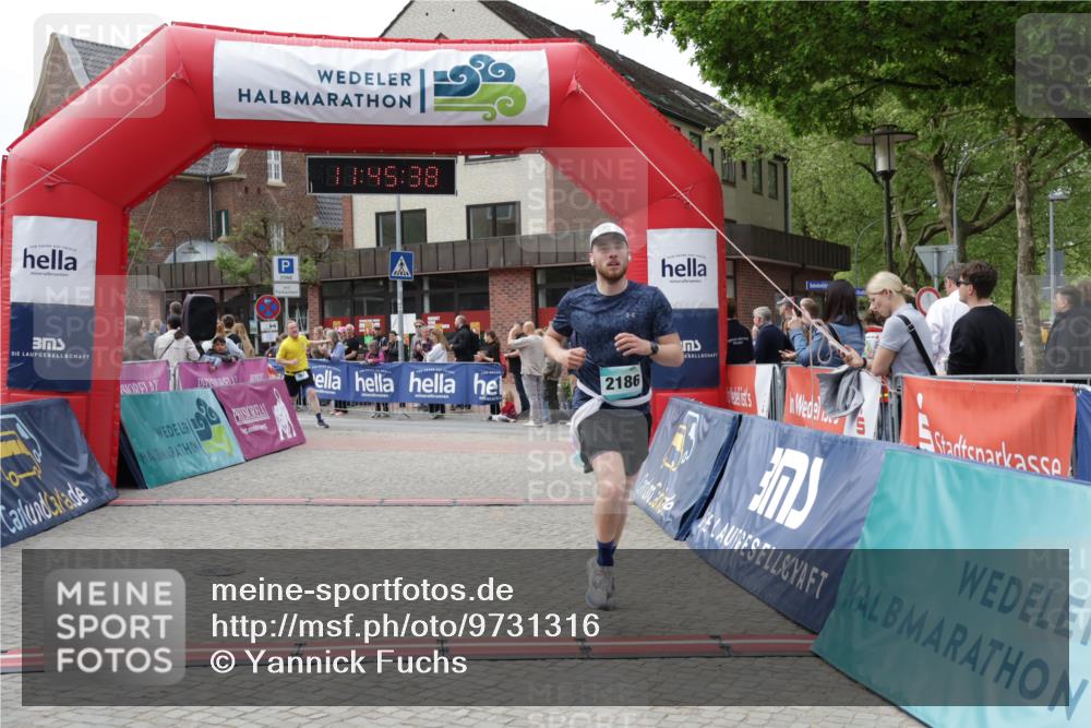 10.05.2026 - 8. Wedeler Halbmarathon Yannick Fuchs http://msf.ph/oto/9731316 10.05.2026 11:45:36 Ziel 367, 370, 2186 meine-sportfotos.de