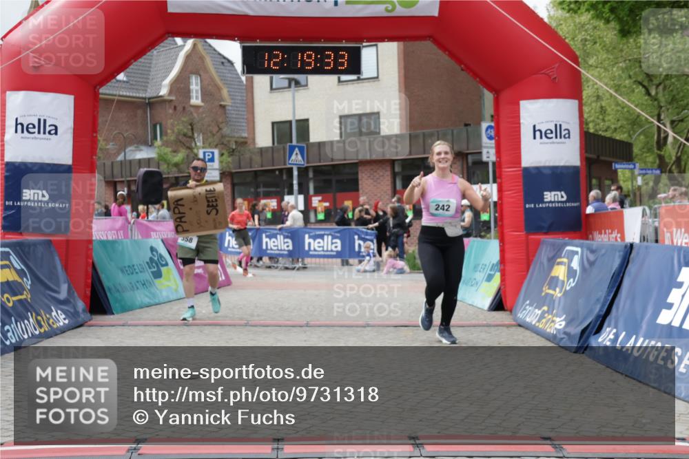 10.05.2026 - 8. Wedeler Halbmarathon Yannick Fuchs http://msf.ph/oto/9731318 10.05.2026 12:19:31 Ziel 242, 321, 358, 708 meine-sportfotos.de