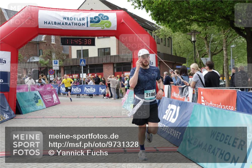 10.05.2026 - 8. Wedeler Halbmarathon Yannick Fuchs http://msf.ph/oto/9731328 10.05.2026 11:45:36 Ziel 367, 370, 2186 meine-sportfotos.de