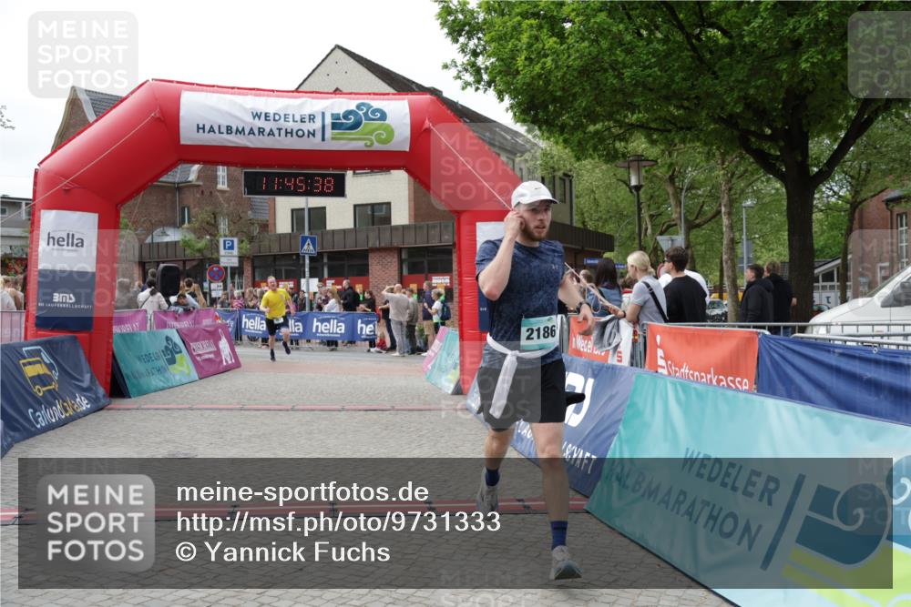 10.05.2026 - 8. Wedeler Halbmarathon Yannick Fuchs http://msf.ph/oto/9731333 10.05.2026 11:45:36 Ziel 367, 370, 2186 meine-sportfotos.de