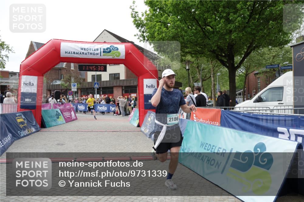 10.05.2026 - 8. Wedeler Halbmarathon Yannick Fuchs http://msf.ph/oto/9731339 10.05.2026 11:45:37 Ziel 367, 370, 2186 meine-sportfotos.de