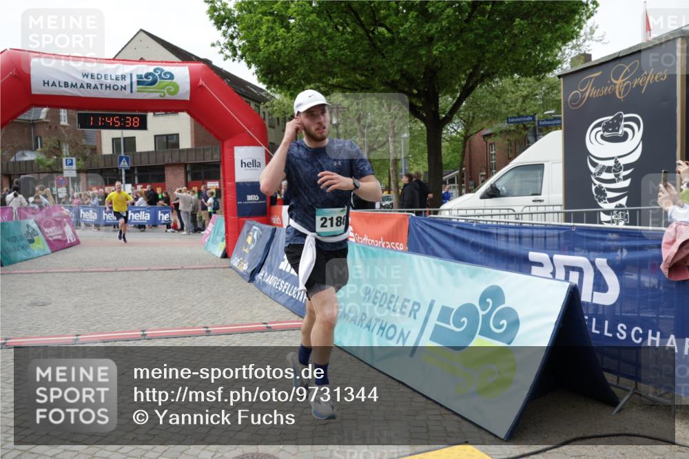 10.05.2026 - 8. Wedeler Halbmarathon Yannick Fuchs http://msf.ph/oto/9731344 10.05.2026 11:45:37 Ziel 367, 370, 2186 meine-sportfotos.de