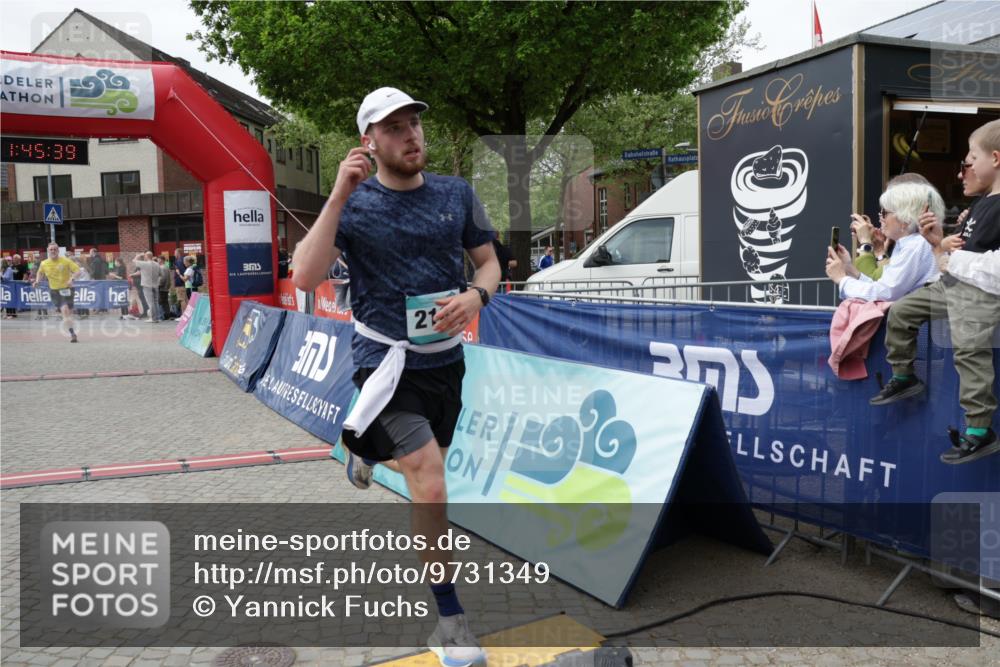 10.05.2026 - 8. Wedeler Halbmarathon Yannick Fuchs http://msf.ph/oto/9731349 10.05.2026 11:45:37 Ziel 367, 370, 2186 meine-sportfotos.de