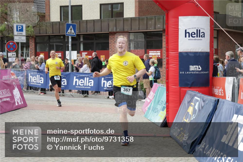 10.05.2026 - 8. Wedeler Halbmarathon Yannick Fuchs http://msf.ph/oto/9731358 10.05.2026 11:45:38 Ziel 367, 370, 2069, 2186 meine-sportfotos.de