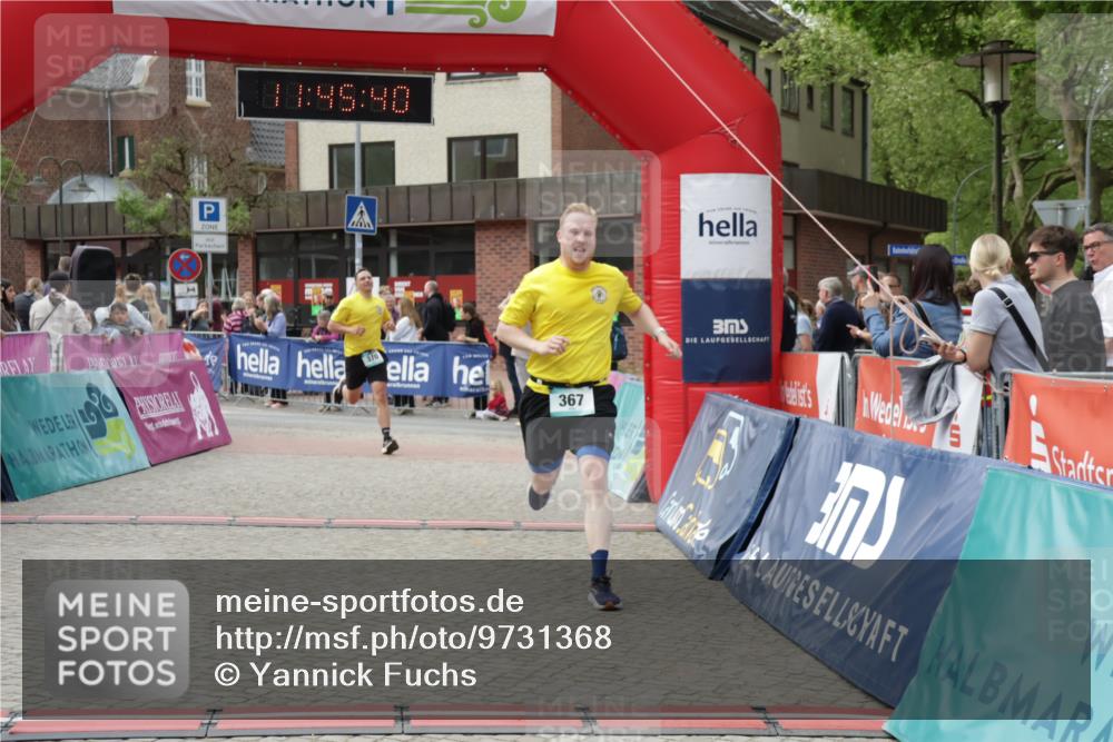10.05.2026 - 8. Wedeler Halbmarathon Yannick Fuchs http://msf.ph/oto/9731368 10.05.2026 11:45:38 Ziel 367, 370, 2069, 2186 meine-sportfotos.de