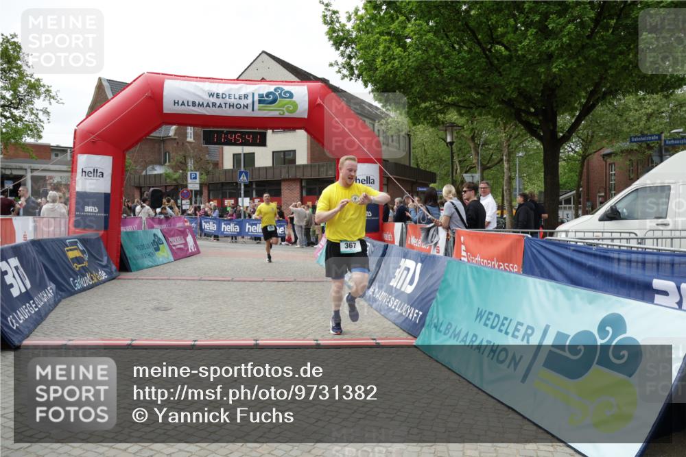 10.05.2026 - 8. Wedeler Halbmarathon Yannick Fuchs http://msf.ph/oto/9731382 10.05.2026 11:45:39 Ziel 367, 370, 2069, 2186 meine-sportfotos.de