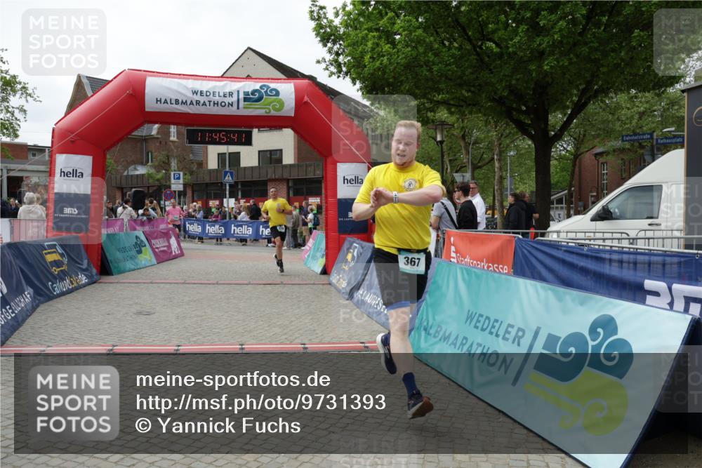 10.05.2026 - 8. Wedeler Halbmarathon Yannick Fuchs http://msf.ph/oto/9731393 10.05.2026 11:45:39 Ziel 367, 370, 2069, 2186 meine-sportfotos.de
