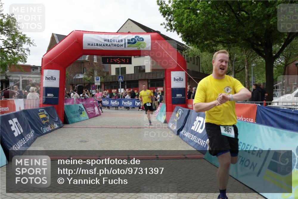 10.05.2026 - 8. Wedeler Halbmarathon Yannick Fuchs http://msf.ph/oto/9731397 10.05.2026 11:45:40 Ziel 367, 370, 460, 2069, 2186 meine-sportfotos.de