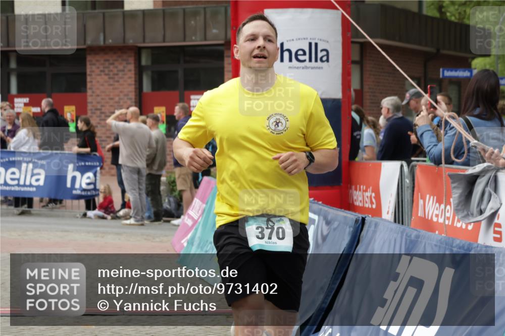 10.05.2026 - 8. Wedeler Halbmarathon Yannick Fuchs http://msf.ph/oto/9731402 10.05.2026 11:45:41 Ziel 367, 370, 459, 460, 2069, 2186 meine-sportfotos.de