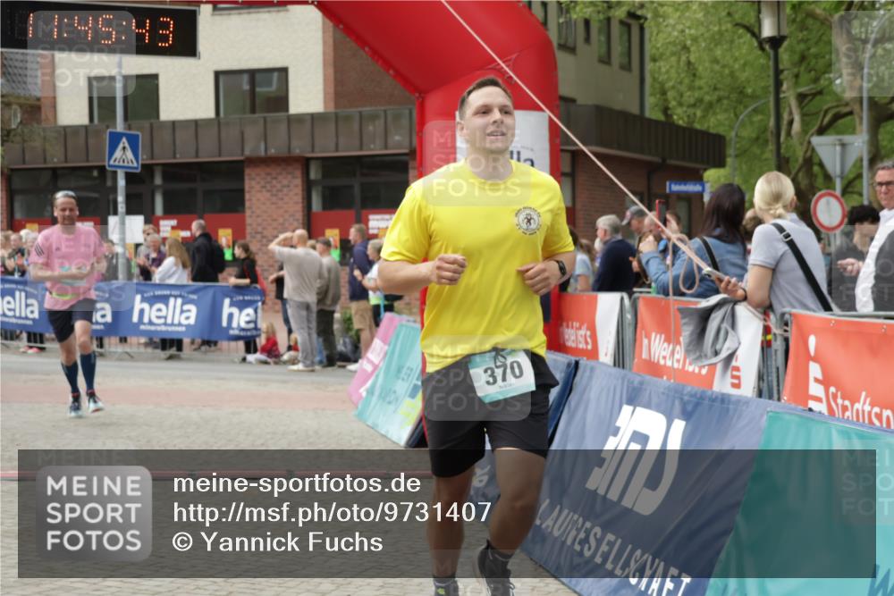 10.05.2026 - 8. Wedeler Halbmarathon Yannick Fuchs http://msf.ph/oto/9731407 10.05.2026 11:45:41 Ziel 367, 370, 459, 460, 2069, 2186 meine-sportfotos.de