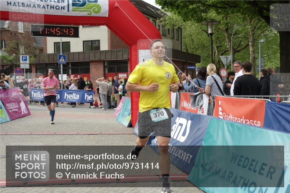 10.05.2026 - 8. Wedeler Halbmarathon Yannick Fuchs http://msf.ph/oto/9731414 10.05.2026 11:45:41 Ziel 367, 370, 459, 460, 2069, 2186 meine-sportfotos.de