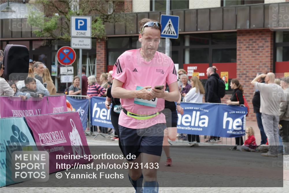 10.05.2026 - 8. Wedeler Halbmarathon Yannick Fuchs http://msf.ph/oto/9731433 10.05.2026 11:45:43 Ziel 367, 370, 459, 460, 2069 meine-sportfotos.de