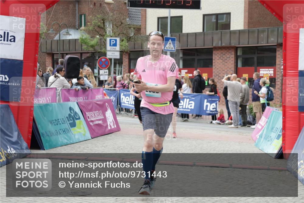 10.05.2026 - 8. Wedeler Halbmarathon Yannick Fuchs http://msf.ph/oto/9731443 10.05.2026 11:45:43 Ziel 367, 370, 459, 460, 2069 meine-sportfotos.de