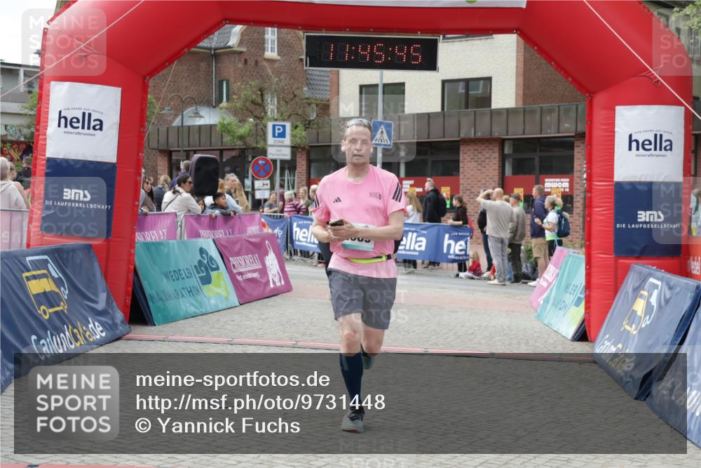 10.05.2026 - 8. Wedeler Halbmarathon Yannick Fuchs http://msf.ph/oto/9731448 10.05.2026 11:45:43 Ziel 367, 370, 459, 460, 2069 meine-sportfotos.de