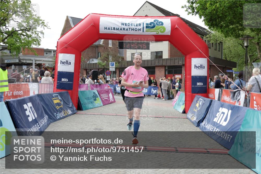 10.05.2026 - 8. Wedeler Halbmarathon Yannick Fuchs http://msf.ph/oto/9731457 10.05.2026 11:45:43 Ziel 367, 370, 459, 460, 2069 meine-sportfotos.de
