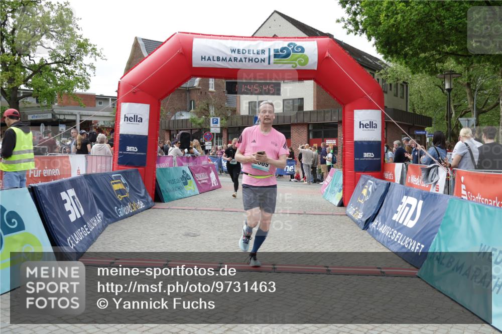10.05.2026 - 8. Wedeler Halbmarathon Yannick Fuchs http://msf.ph/oto/9731463 10.05.2026 11:45:44 Ziel 367, 370, 459, 460, 2069 meine-sportfotos.de