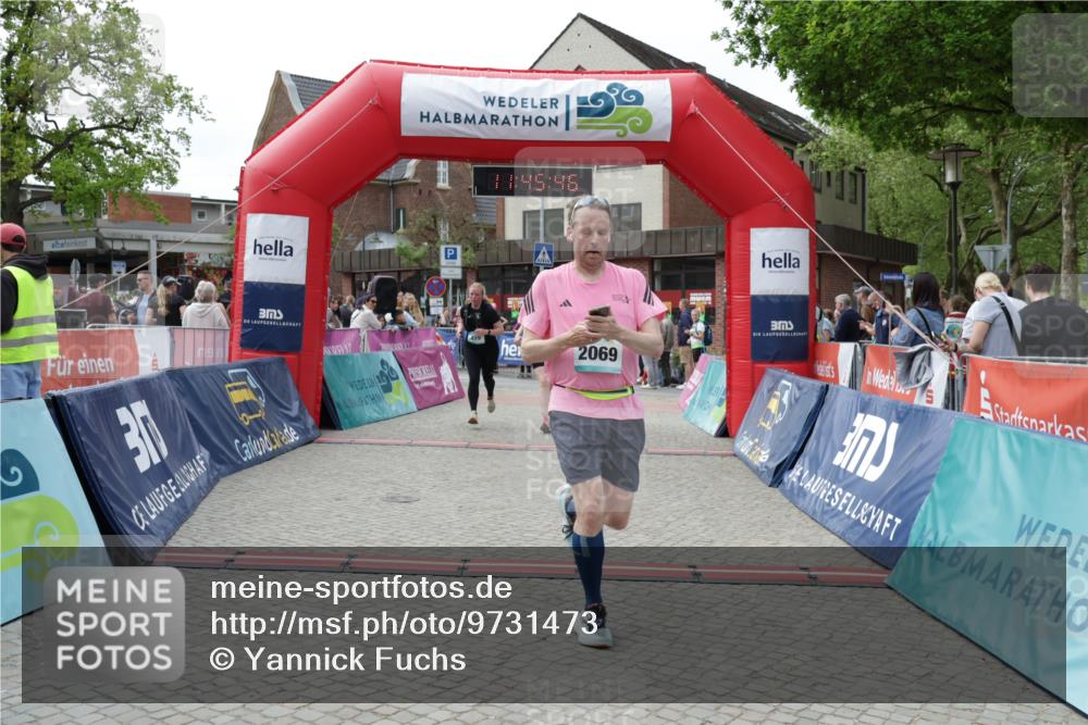 10.05.2026 - 8. Wedeler Halbmarathon Yannick Fuchs http://msf.ph/oto/9731473 10.05.2026 11:45:44 Ziel 367, 370, 459, 460, 2069 meine-sportfotos.de