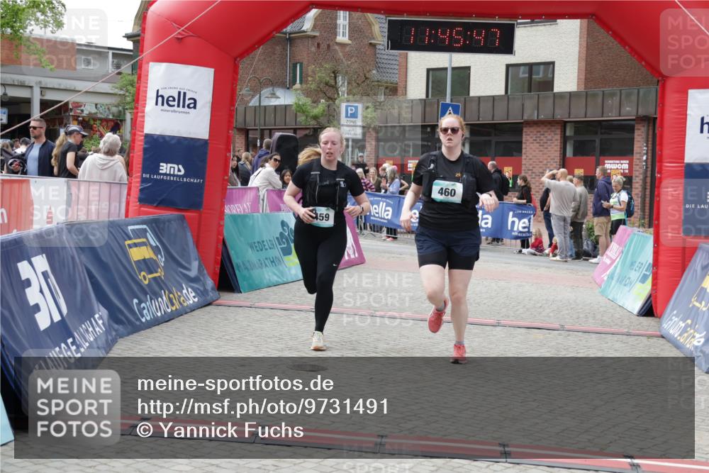 10.05.2026 - 8. Wedeler Halbmarathon Yannick Fuchs http://msf.ph/oto/9731491 10.05.2026 11:45:45 Ziel 370, 459, 460, 2069 meine-sportfotos.de