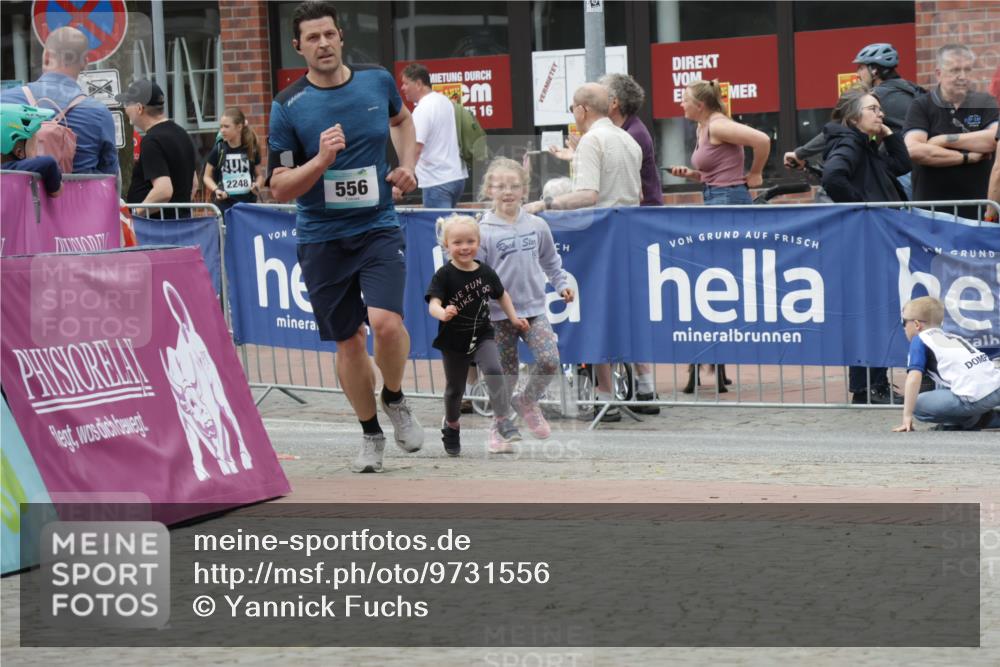 10.05.2026 - 8. Wedeler Halbmarathon Yannick Fuchs http://msf.ph/oto/9731556 10.05.2026 12:21:01 Ziel 556 meine-sportfotos.de