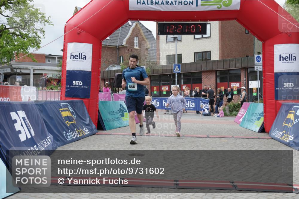 10.05.2026 - 8. Wedeler Halbmarathon Yannick Fuchs http://msf.ph/oto/9731602 10.05.2026 12:21:05 Ziel 556 meine-sportfotos.de