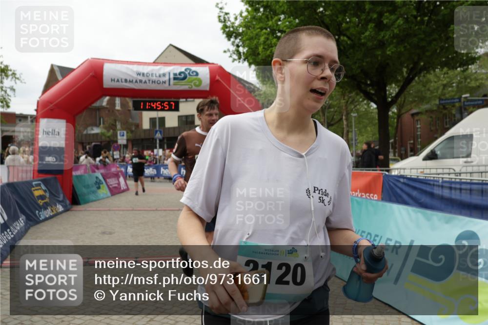 10.05.2026 - 8. Wedeler Halbmarathon Yannick Fuchs http://msf.ph/oto/9731661 10.05.2026 11:45:55 Ziel 443, 725, 759, 2120 meine-sportfotos.de