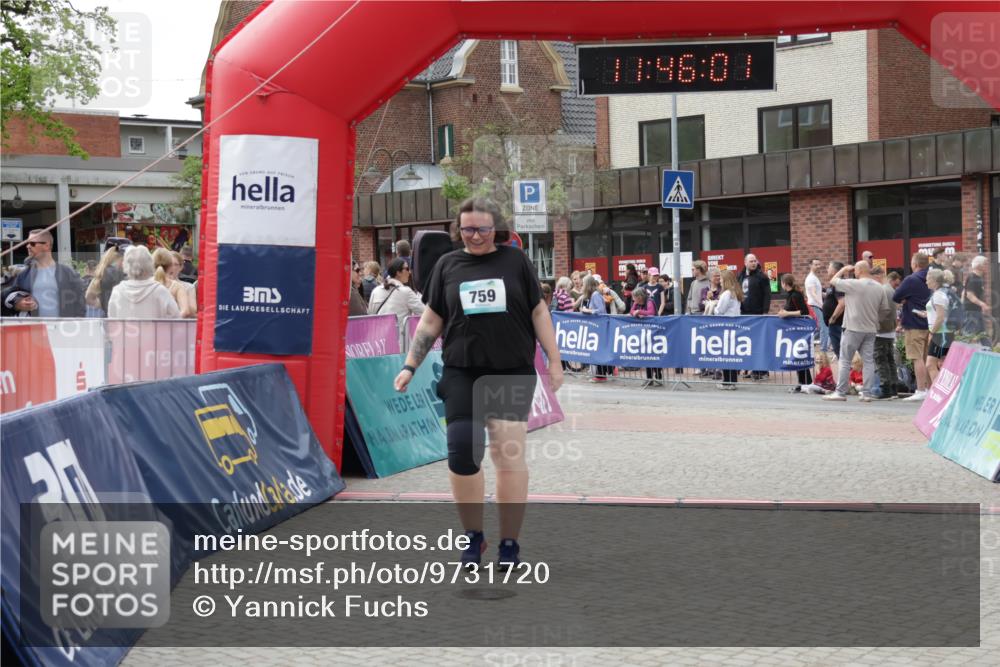10.05.2026 - 8. Wedeler Halbmarathon Yannick Fuchs http://msf.ph/oto/9731720 10.05.2026 11:45:59 Ziel 725, 759 meine-sportfotos.de