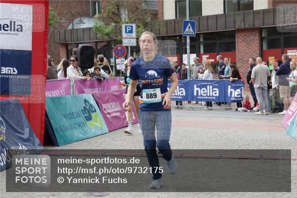 10.05.2026 - 8. Wedeler Halbmarathon Yannick Fuchs http://msf.ph/oto/9732175 10.05.2026 11:46:27 Ziel 158, 605, 740 meine-sportfotos.de