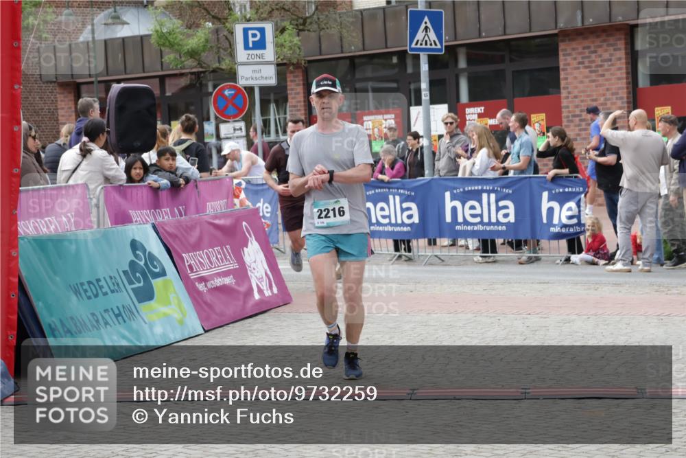 10.05.2026 - 8. Wedeler Halbmarathon Yannick Fuchs http://msf.ph/oto/9732259 10.05.2026 11:46:37 Ziel 719, 721, 2216 meine-sportfotos.de
