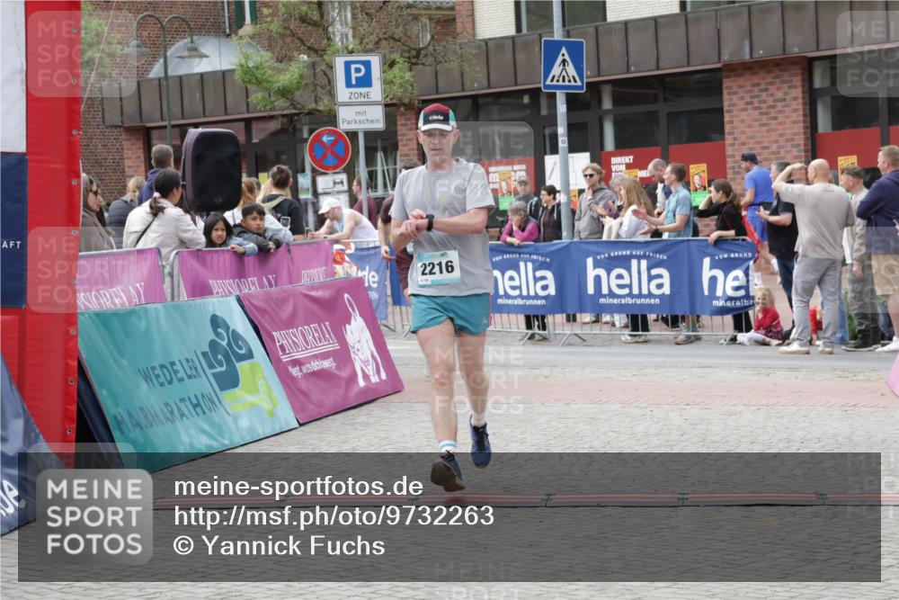 10.05.2026 - 8. Wedeler Halbmarathon Yannick Fuchs http://msf.ph/oto/9732263 10.05.2026 11:46:37 Ziel 719, 721, 2216 meine-sportfotos.de