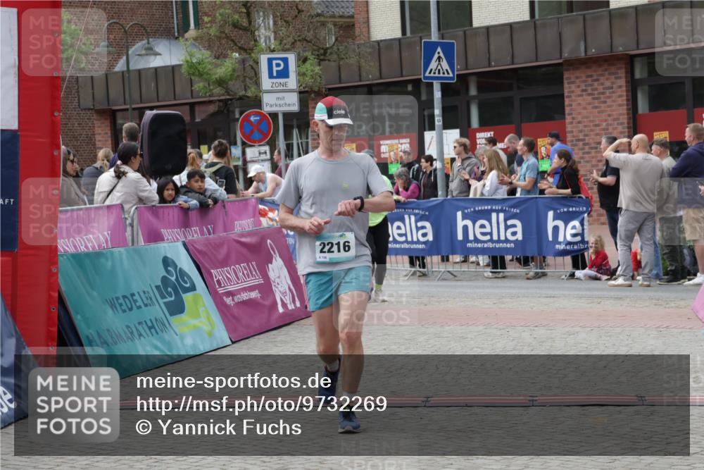 10.05.2026 - 8. Wedeler Halbmarathon Yannick Fuchs http://msf.ph/oto/9732269 10.05.2026 11:46:37 Ziel 719, 721, 2216 meine-sportfotos.de