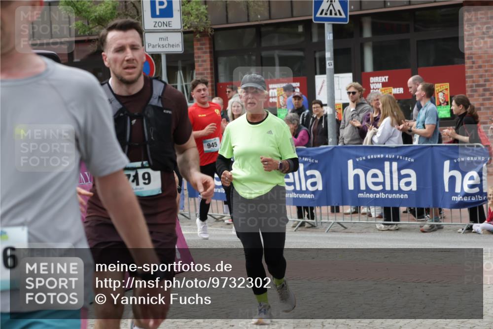 10.05.2026 - 8. Wedeler Halbmarathon Yannick Fuchs http://msf.ph/oto/9732302 10.05.2026 11:46:40 Ziel 719, 721, 945, 954, 2216 meine-sportfotos.de