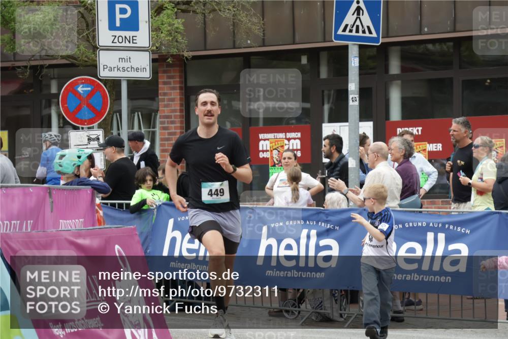 10.05.2026 - 8. Wedeler Halbmarathon Yannick Fuchs http://msf.ph/oto/9732311 10.05.2026 12:23:40 Ziel 449 meine-sportfotos.de