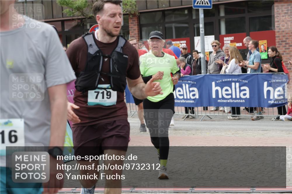 10.05.2026 - 8. Wedeler Halbmarathon Yannick Fuchs http://msf.ph/oto/9732312 10.05.2026 11:46:40 Ziel 719, 721, 945, 954, 2216 meine-sportfotos.de