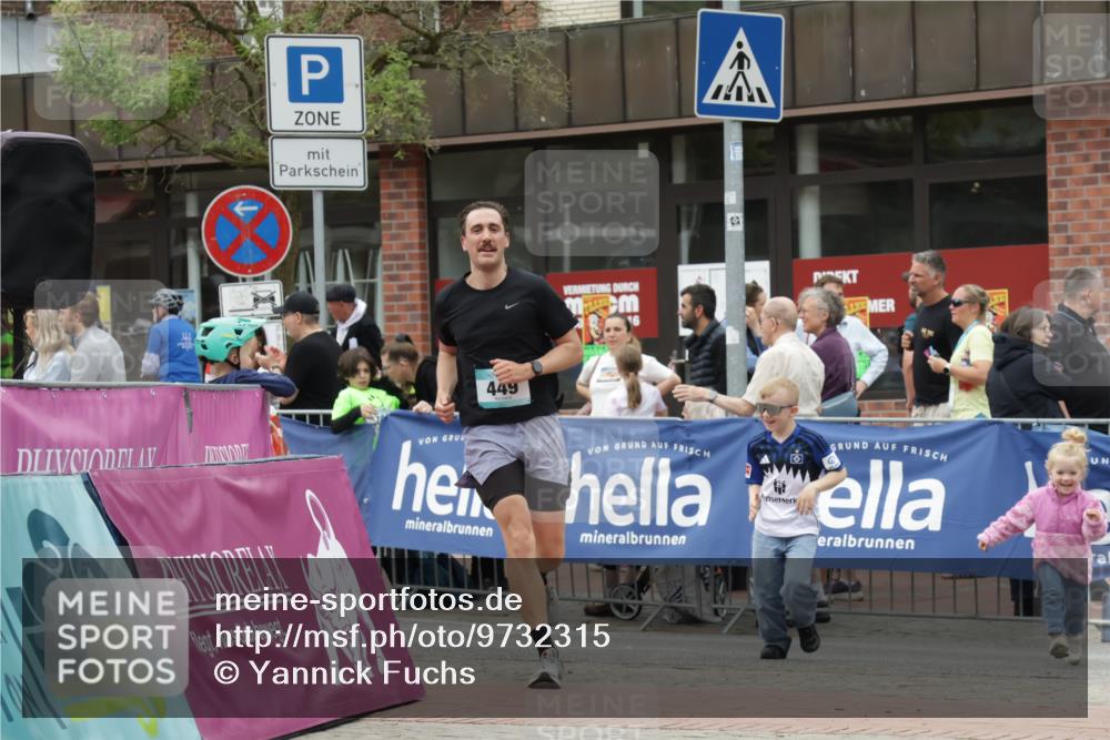 10.05.2026 - 8. Wedeler Halbmarathon Yannick Fuchs http://msf.ph/oto/9732315 10.05.2026 12:23:41 Ziel 449 meine-sportfotos.de