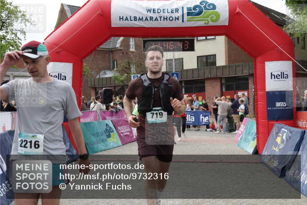10.05.2026 - 8. Wedeler Halbmarathon Yannick Fuchs http://msf.ph/oto/9732316 10.05.2026 11:46:41 Ziel 719, 721, 945, 954, 2216 meine-sportfotos.de