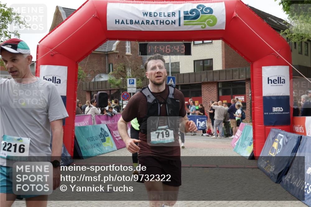 10.05.2026 - 8. Wedeler Halbmarathon Yannick Fuchs http://msf.ph/oto/9732322 10.05.2026 11:46:41 Ziel 719, 721, 945, 954, 2216 meine-sportfotos.de