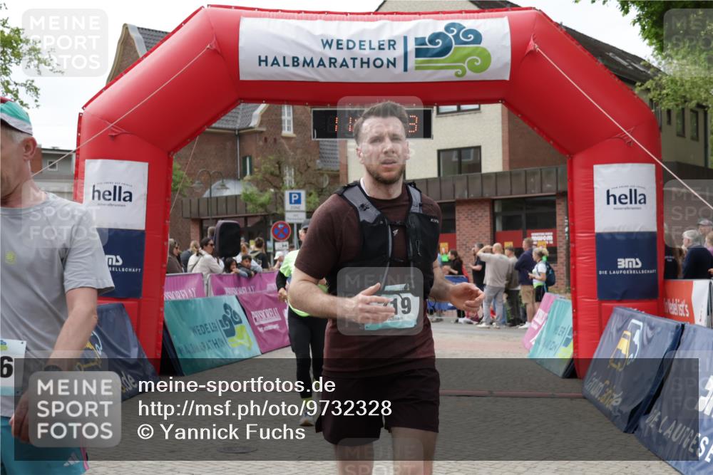 10.05.2026 - 8. Wedeler Halbmarathon Yannick Fuchs http://msf.ph/oto/9732328 10.05.2026 11:46:41 Ziel 719, 721, 945, 954, 2216 meine-sportfotos.de